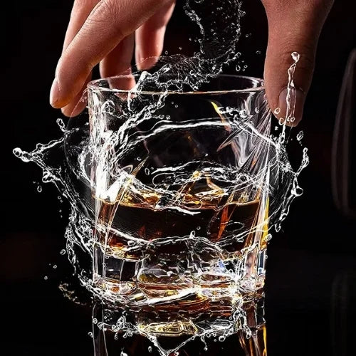 Un verre à whisky en pleine action, capturant l’instant avec une touche dynamique et éclatante.