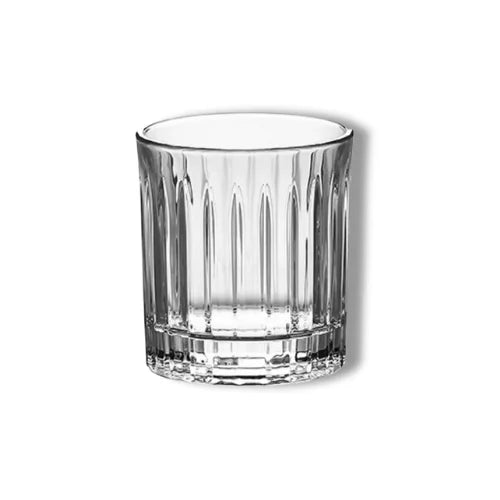 Un verre à whisky avec des cannelures verticales, parfait pour un style raffiné et traditionnel.