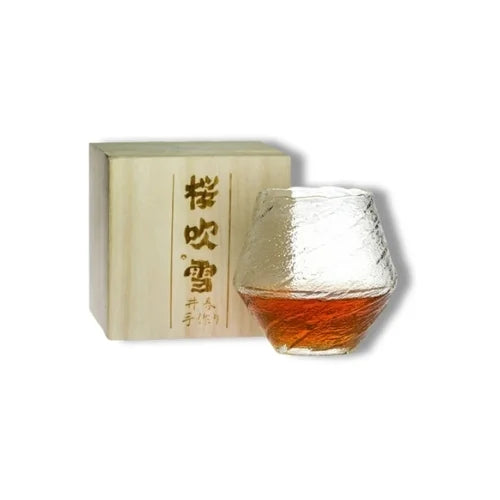 Le verre à whisky japonais et sa boîte en bois gravée, parfait pour offrir ou savourer un moment de dégustation.