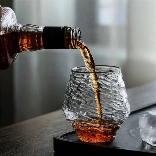 Un whisky versé dans le verre japonais, illustrant une expérience authentique et zen.